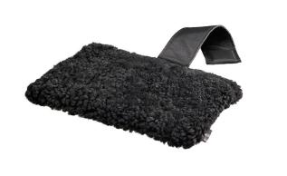Lamino Nackkudde F&aring;rskinn Black - Skandilock - Bonus M&ouml;bler